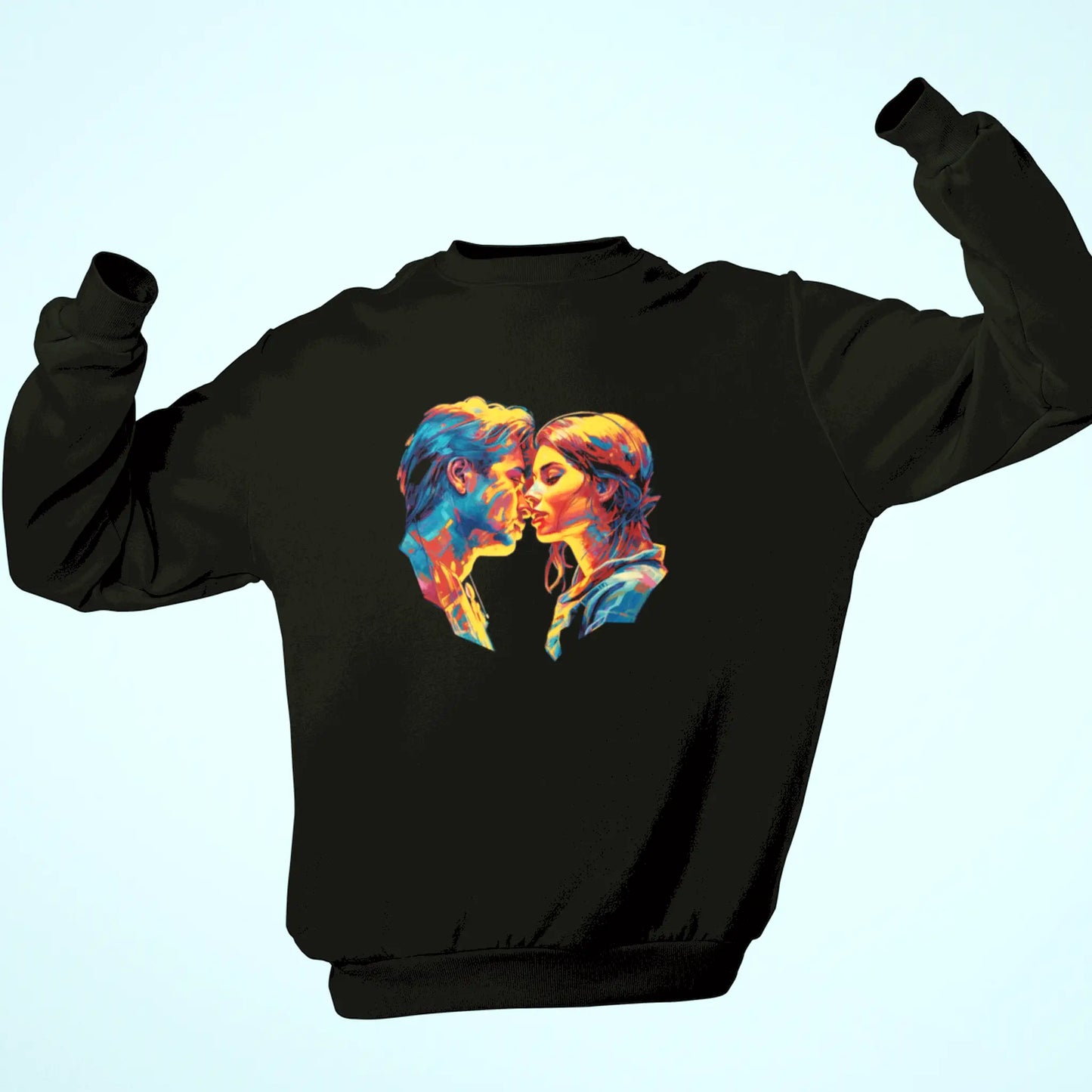 Passionate romance shines on this black crewneck with kiss artwork – Ο παθιασμένος ρομαντισμός λάμπει σε αυτό το μαύρο φούτερ με σχέδιο φιλιού.