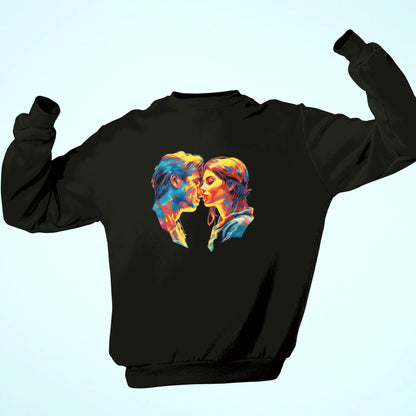 Passionate romance shines on this black crewneck with kiss artwork – Ο παθιασμένος ρομαντισμός λάμπει σε αυτό το μαύρο φούτερ με σχέδιο φιλιού.