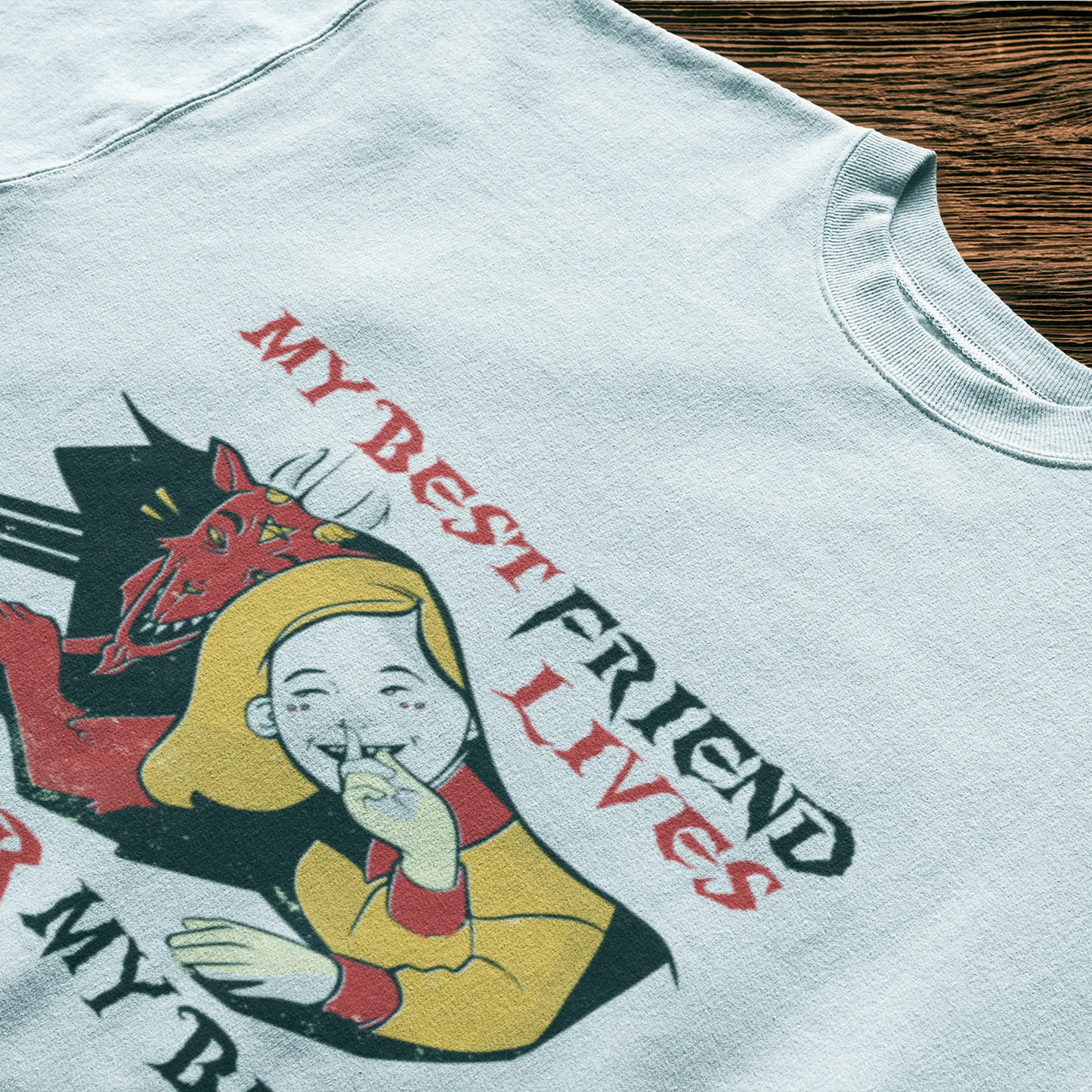 Playful interpretation of unlikely companionship between supernatural being and mortal friend on a white tee - Παιγνιώδης ερμηνεία απίθανης συντροφιάς μεταξύ υπερφυσικού όντος και θνητού τυπωμένο σε λευκό μπλουζάκι