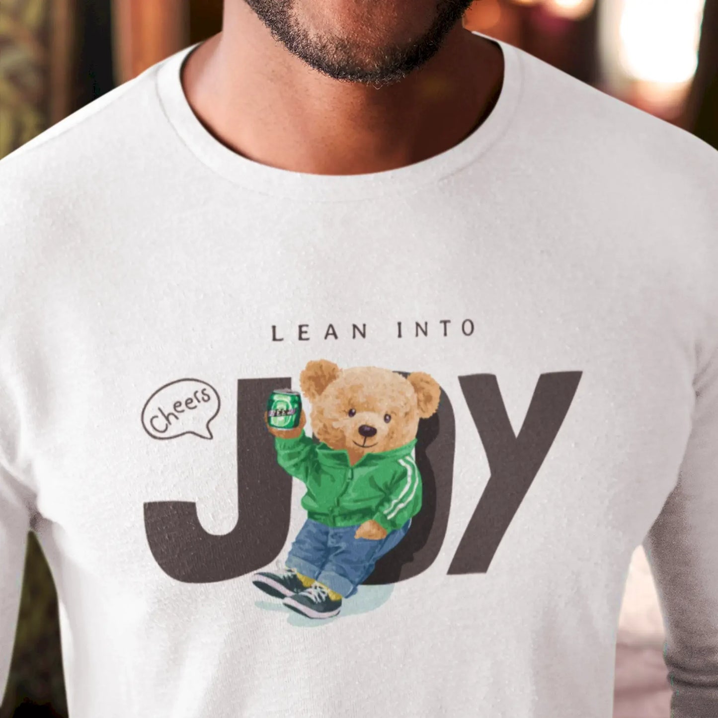 Playful teddy design with drink on casual white tee – Σχέδιο με παιχνιδιάρικο teddy και ποτό σε λευκό t-shirt, γεμάτο θετικότητα.