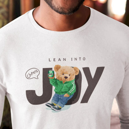 Playful teddy design with drink on casual white tee – Σχέδιο με παιχνιδιάρικο teddy και ποτό σε λευκό t-shirt, γεμάτο θετικότητα.