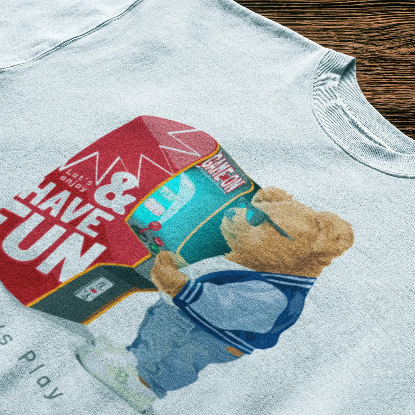 Playful teddy gamer design on white t-shirt – Σχέδιο παιχνιδιάρικου αρκουδιού gamer σε λευκή μπλούζα.