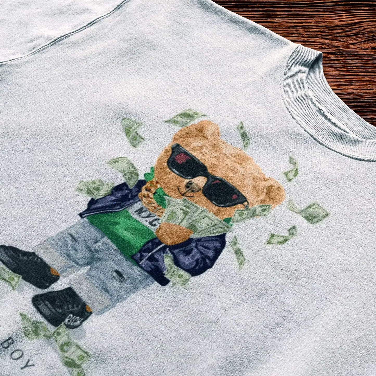 Powerful white t-shirt showing off a bear flexing wealth – Ισχυρό λευκό μπλουζάκι που δείχνει αρκουδάκι να κάνει επίδειξη πλούτου