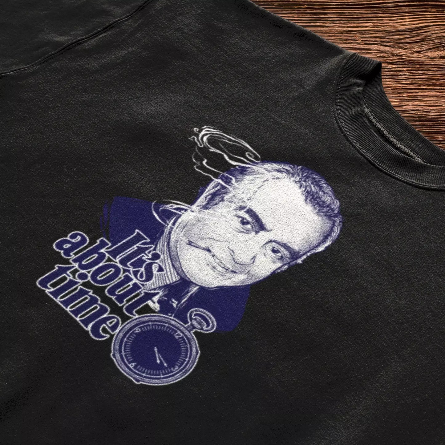 Premium black cotton tee displaying the clever text It's about time. — Premium μαύρη βαμβακερή μπλούζα που εμφανίζει το έξυπνο κείμενο It's about time
