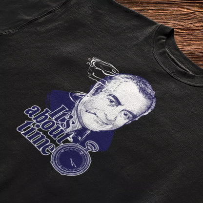 Premium black cotton tee displaying the clever text It's about time. — Premium μαύρη βαμβακερή μπλούζα που εμφανίζει το έξυπνο κείμενο It's about time