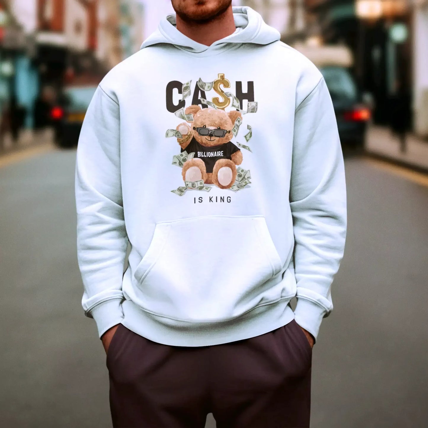 Premium white hoodie showcasing cash-themed bear artwork, ideal for bold streetwear – Ποιοτική λευκή κουκούλα με σχέδιο αρκούδου και χρήματα, τέλεια για τολμηρό streetwear στυλ