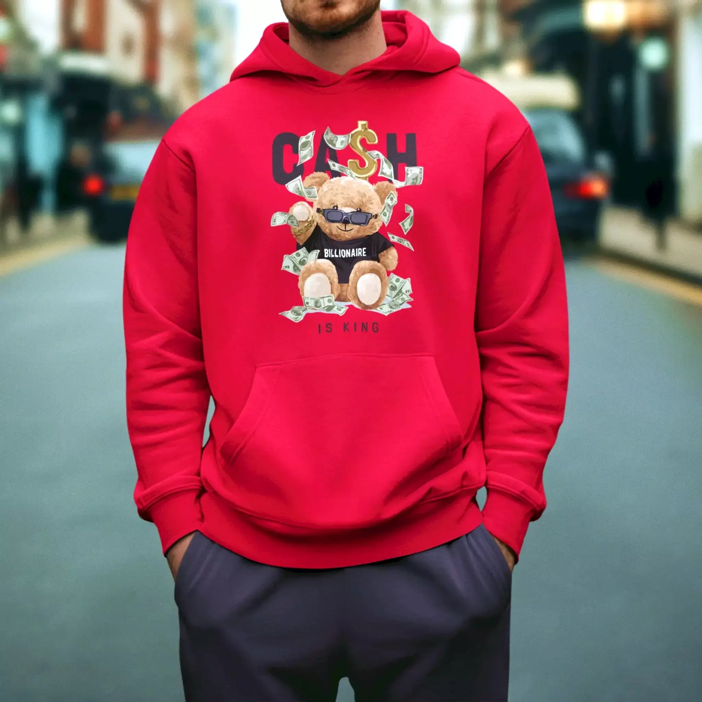 Red hoodie with a powerful bear-and-cash print that pops in bold street outfits – Κόκκινη μπλούζα με κουκούλα με έντονο σχέδιο αρκούδου και χρημάτων για δυνατά streetwear look