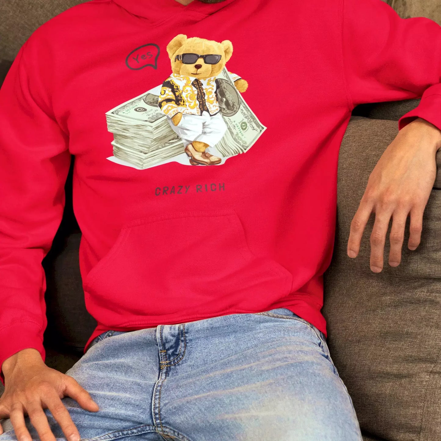 Red hoodie with bold teddy flexing money influence – Κόκκινο hoodie με αρκούδο που δείχνει επιρροή χρημάτων
