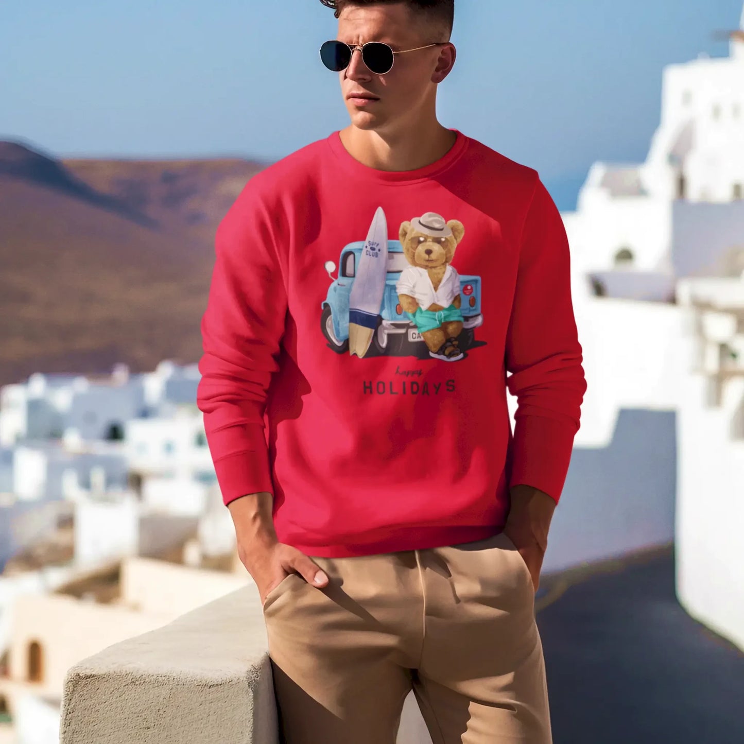 Red sweatshirt featuring teddy in tropical vacation vibe – Κόκκινη φούτερ με αρκουδάκι σε τροπική διάθεση διακοπών.