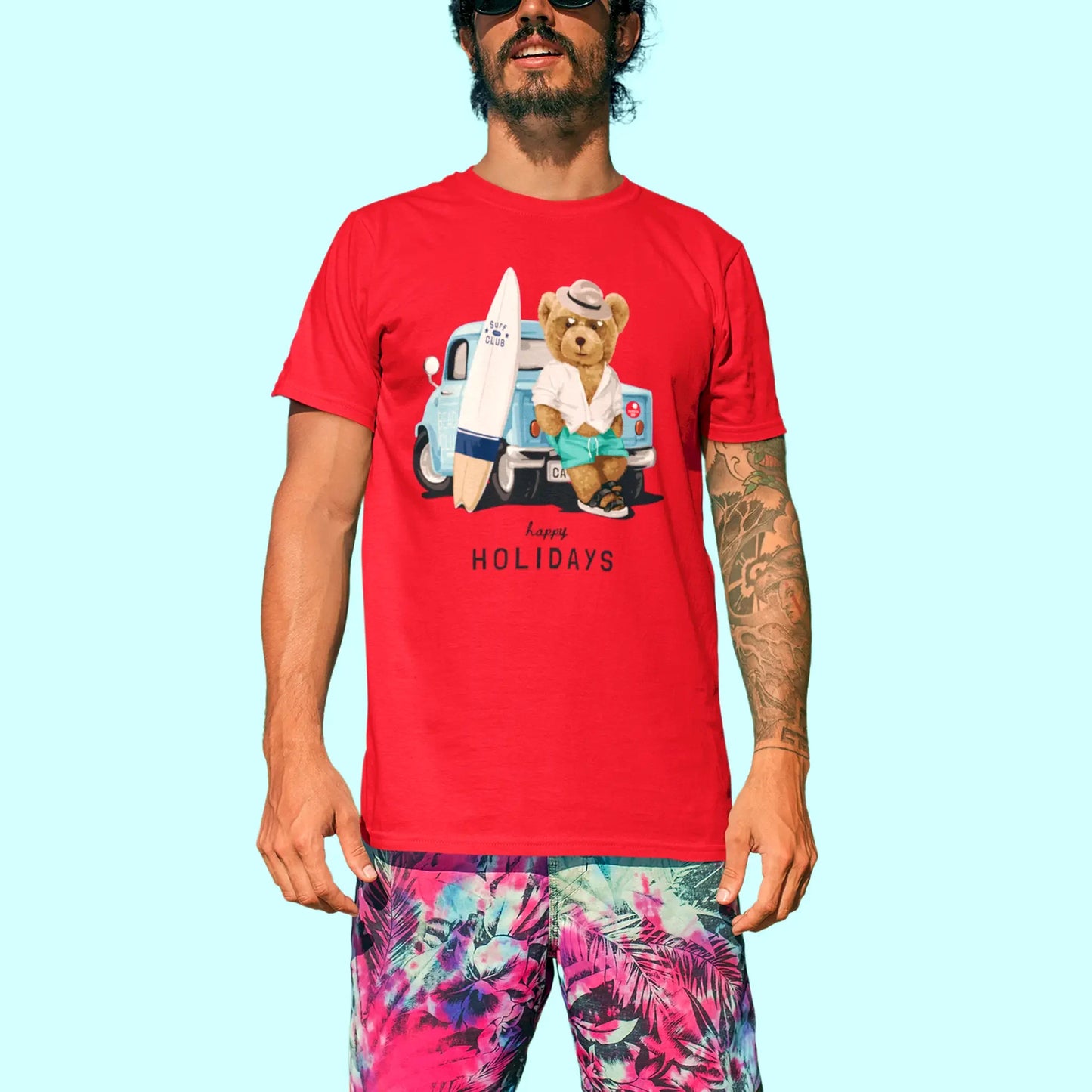 Red t-shirt featuring a surfer teddy bear and beach truck – Κόκκινη μπλούζα με αρκουδάκι surfer και παραλιακό βαν.