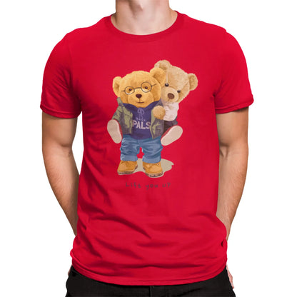Red t-shirt featuring two teddy bears in warm embrace with Best Pals slogan – κόκκινο μπλουζάκι με δύο αρκουδάκια που αγκαλιάζονται.