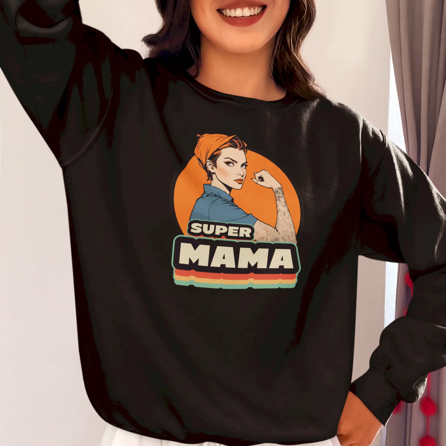 Relaxed mom silhouette creates perfect canvas for retro-modern fusion celebrating motherhood journey - Χαλαρή σιλουέτα δημιουργεί τέλειο καμβά για retro-μοντέρνα σύντηξη που γιορτάζει το ταξίδι της μητρότητας τυπωμένο σε μαύρη φούτερ μπλούζα