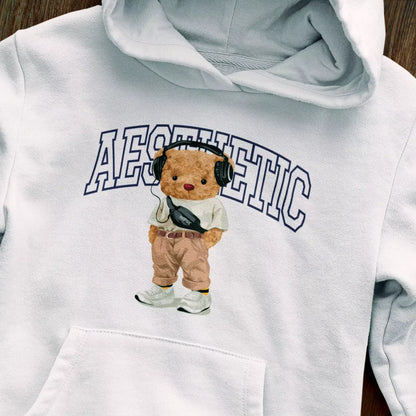 Relaxed teddy look printed on white cozy hoodie – Χαλαρό look teddy σε λευκή κουκούλα.