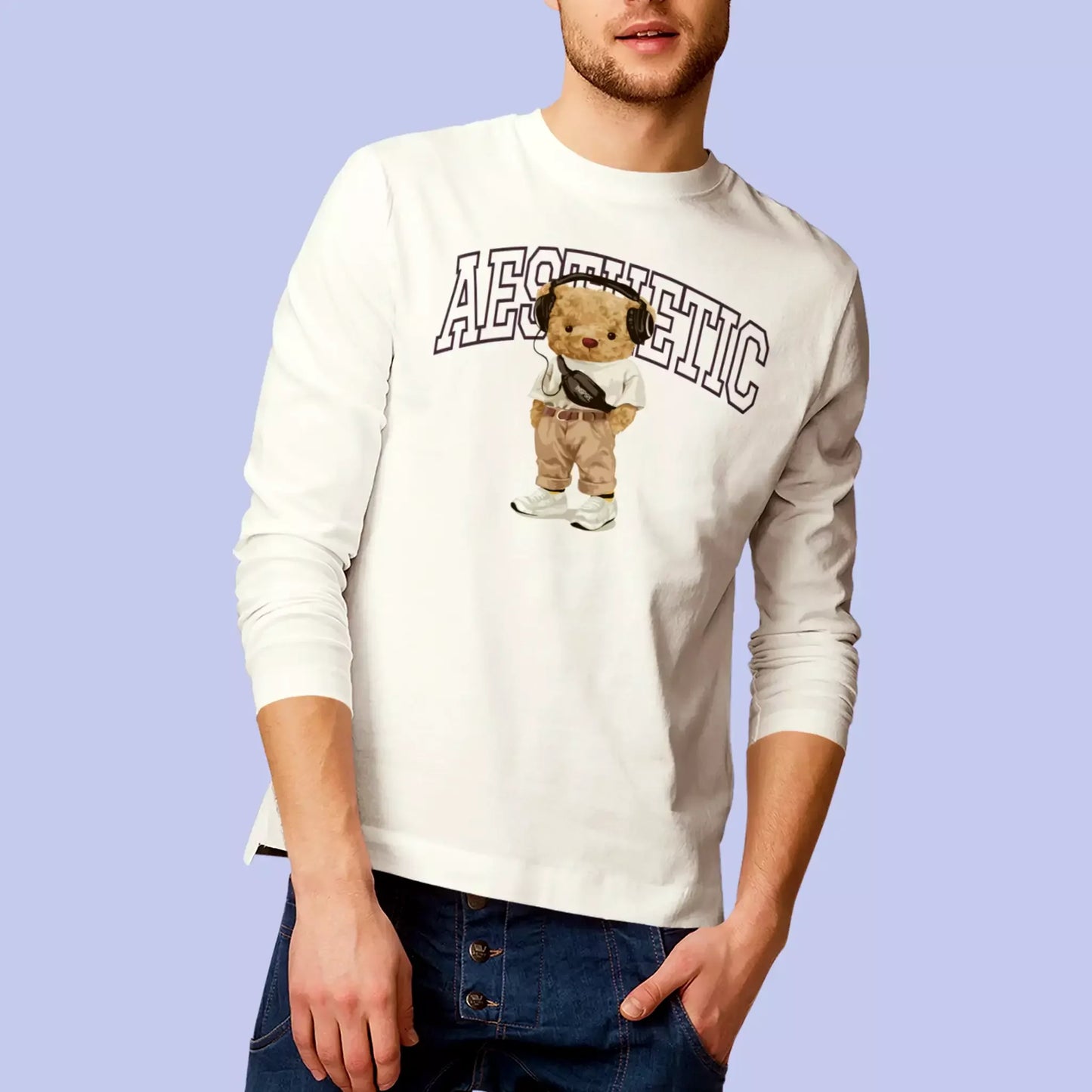 Relaxed teddy with crossbody bag and headphones on long sleeve – Αρκουδάκι με τσαντάκι και ακουστικά πάνω σε λευκή μπλούζα.