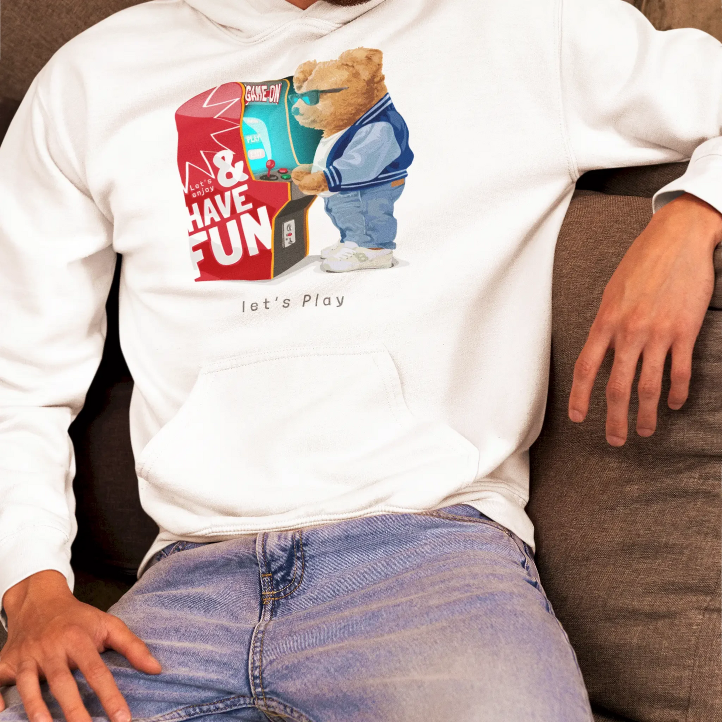 Retro-style teddy printed on cozy white hoodie – Ρετρό στυλ αρκουδάκι σε λευκό hoodie.