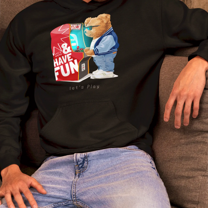 Retro arcade moment captured on black hoodie – Στιγμή arcade με teddy σε μαύρο hoodie.
