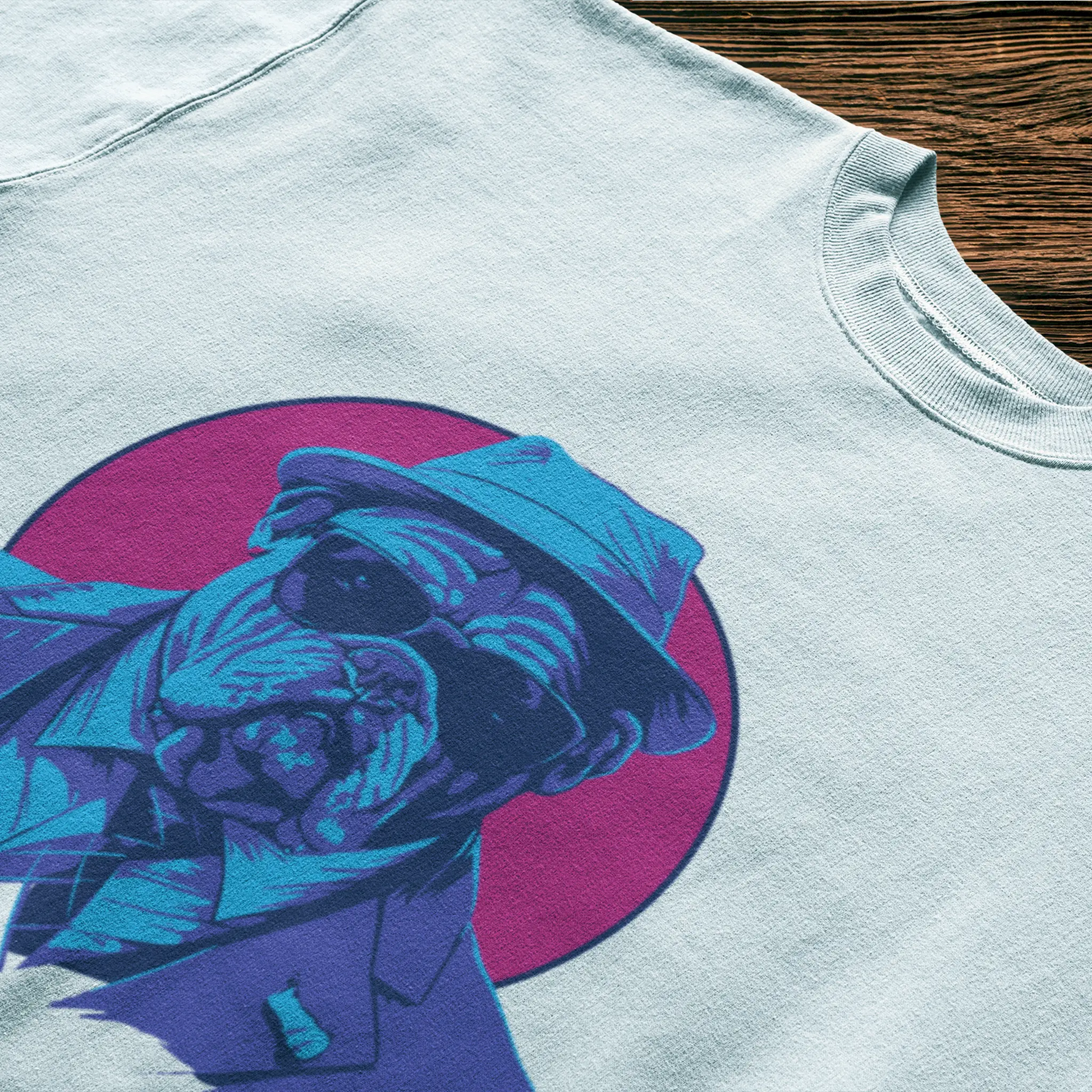 Retro gangster bulldog graphic stands out on clean white tee – Το ρετρό σχέδιο γκάνγκστερ μπουλντόγκ ξεχωρίζει σε καθαρό λευκό μπλουζάκι