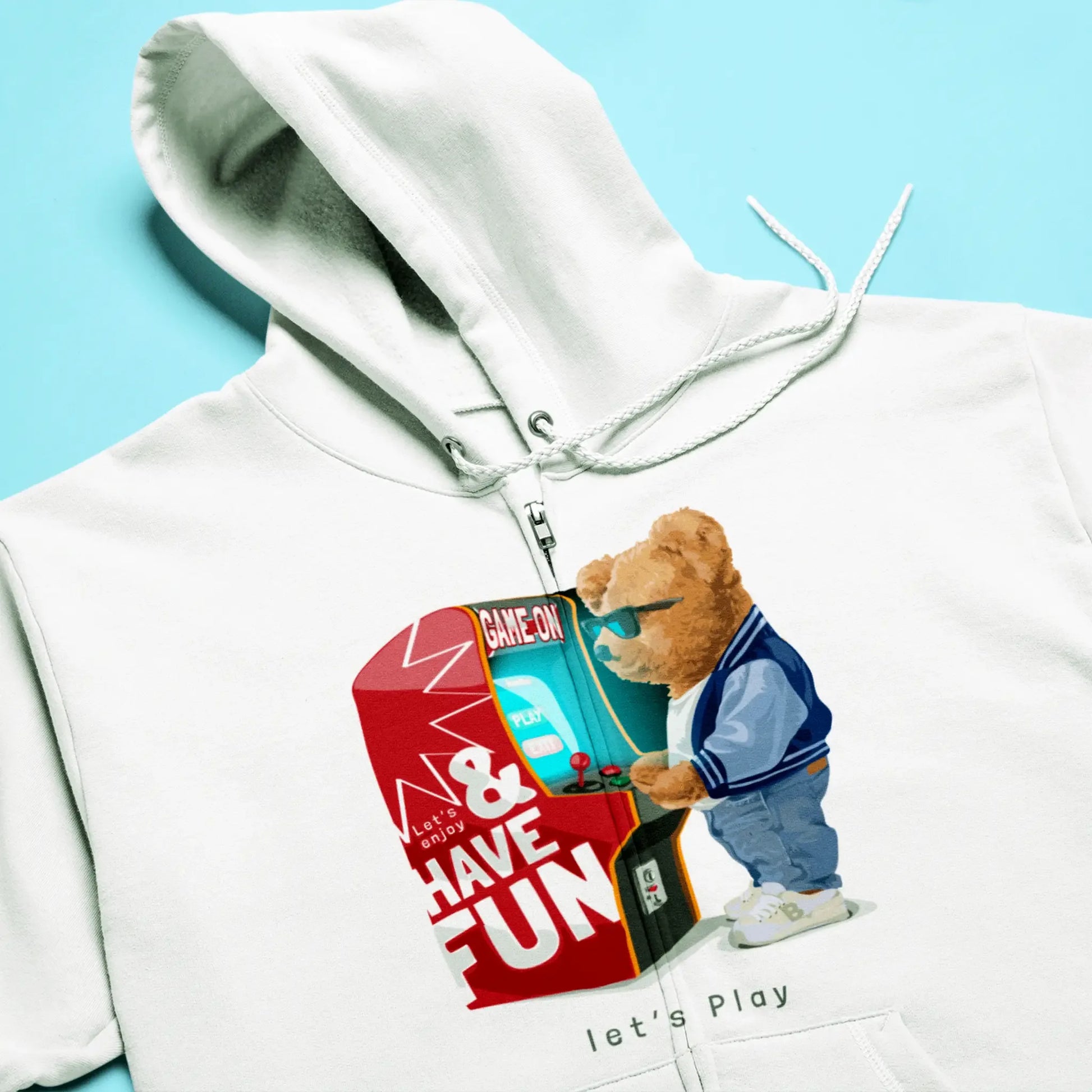 Retro teddy printed on cozy white zip hoodie – Εκτύπωση ρετρό αρκουδιού σε λευκή φερμουάρ ζακέτα.