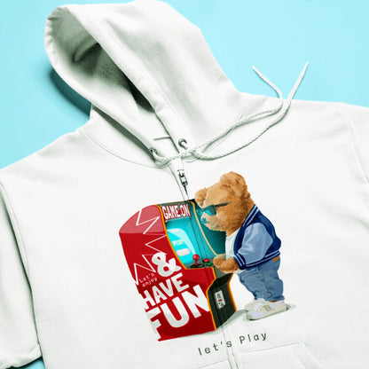 Retro teddy printed on cozy white zip hoodie – Εκτύπωση ρετρό αρκουδιού σε λευκή φερμουάρ ζακέτα.