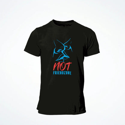 Romantic and edgy 'Not Friendzone' message printed on black t-shirt – Ρομαντικό και τολμηρό μήνυμα 'Not Friendzone' σε μαύρο μπλουζάκι.