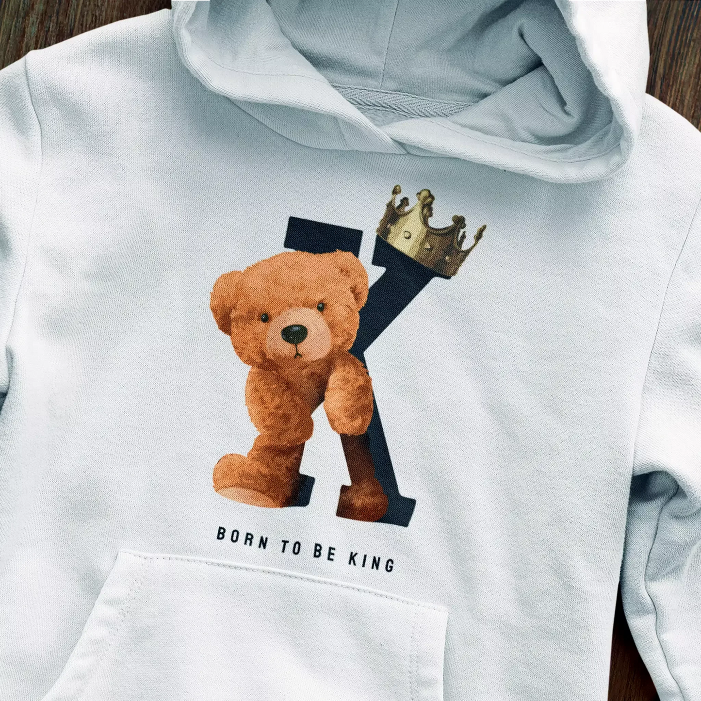 Royal-themed white hoodie with soft teddy and street vibes – Λευκή κουκούλα με βασιλικό teddy bear και streetwear ατμόσφαιρα
