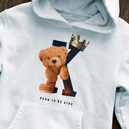 Royal-themed white hoodie with soft teddy and street vibes – Λευκή κουκούλα με βασιλικό teddy bear και streetwear ατμόσφαιρα