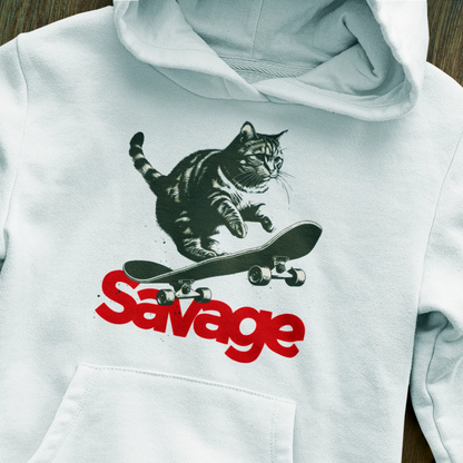 Savage cat moment in clean monochrome – λευκό φούτερ κουκούλα με cool γάτα σε σκέιτ, τέλεια urban επιλογή