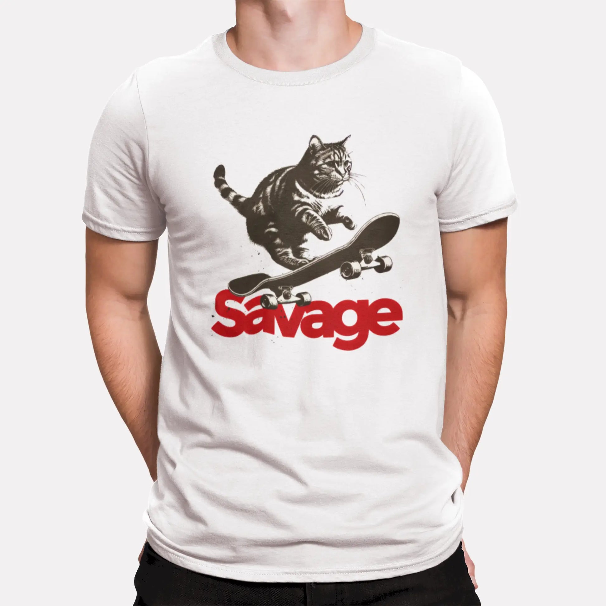 Savage energy in cat form – λευκό t-shirt με παιχνιδιάρικη γάτα σε σκέιτ, κόκκινο γράμμα και comic-style print