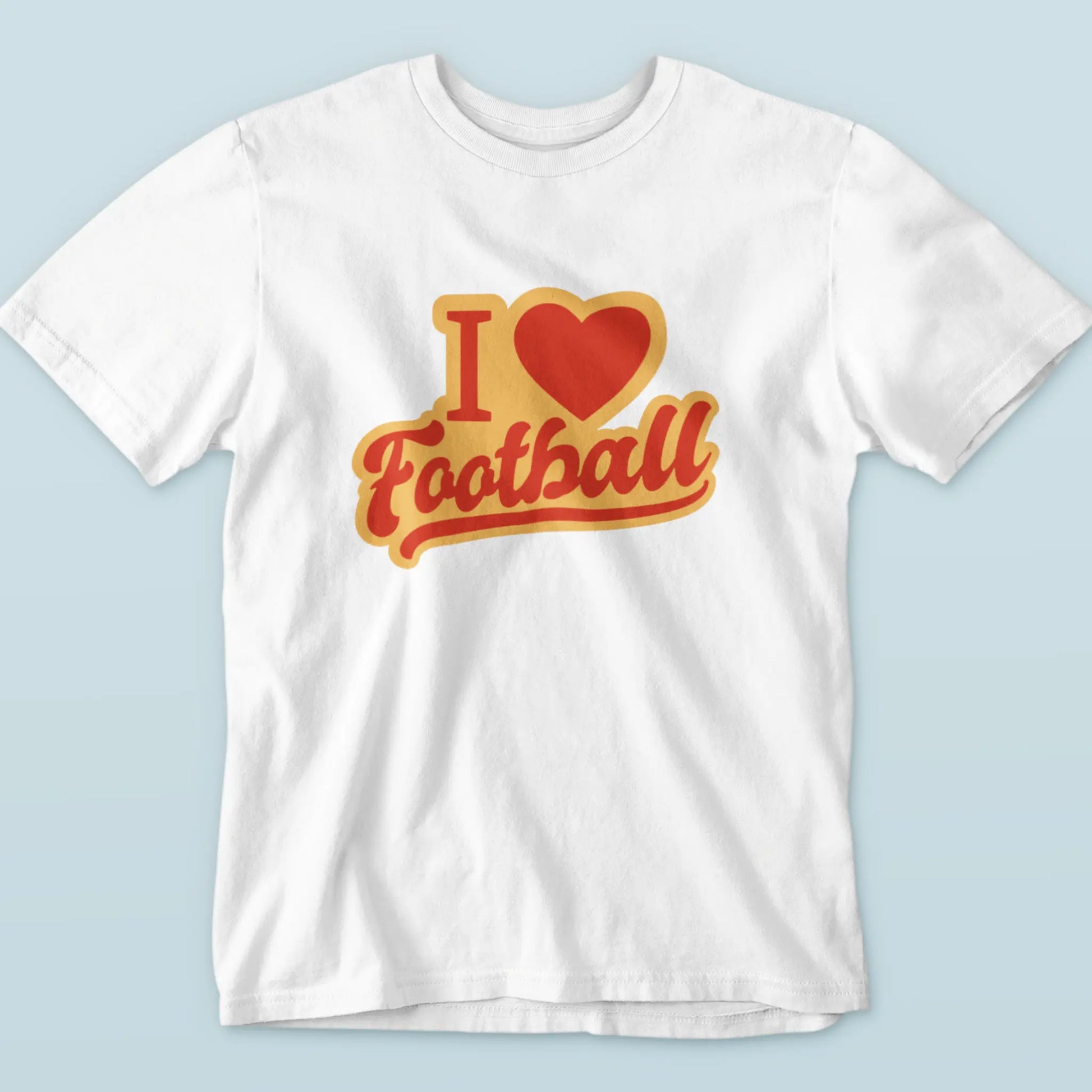 Show off your football passion with this white t-shirt and its playful red-orange “I Love Football” design. Δείξε το πάθος σου για το ποδόσφαιρο με αυτό το λευκό μπλουζάκι και το παιχνιδιάρικο κόκκινο-πορτοκαλί σχέδιο “I Love Football”.