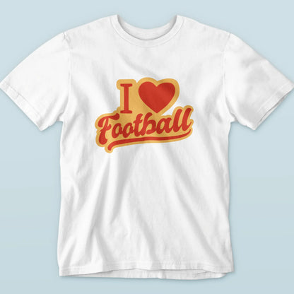 Show off your football passion with this white t-shirt and its playful red-orange “I Love Football” design. Δείξε το πάθος σου για το ποδόσφαιρο με αυτό το λευκό μπλουζάκι και το παιχνιδιάρικο κόκκινο-πορτοκαλί σχέδιο “I Love Football”.