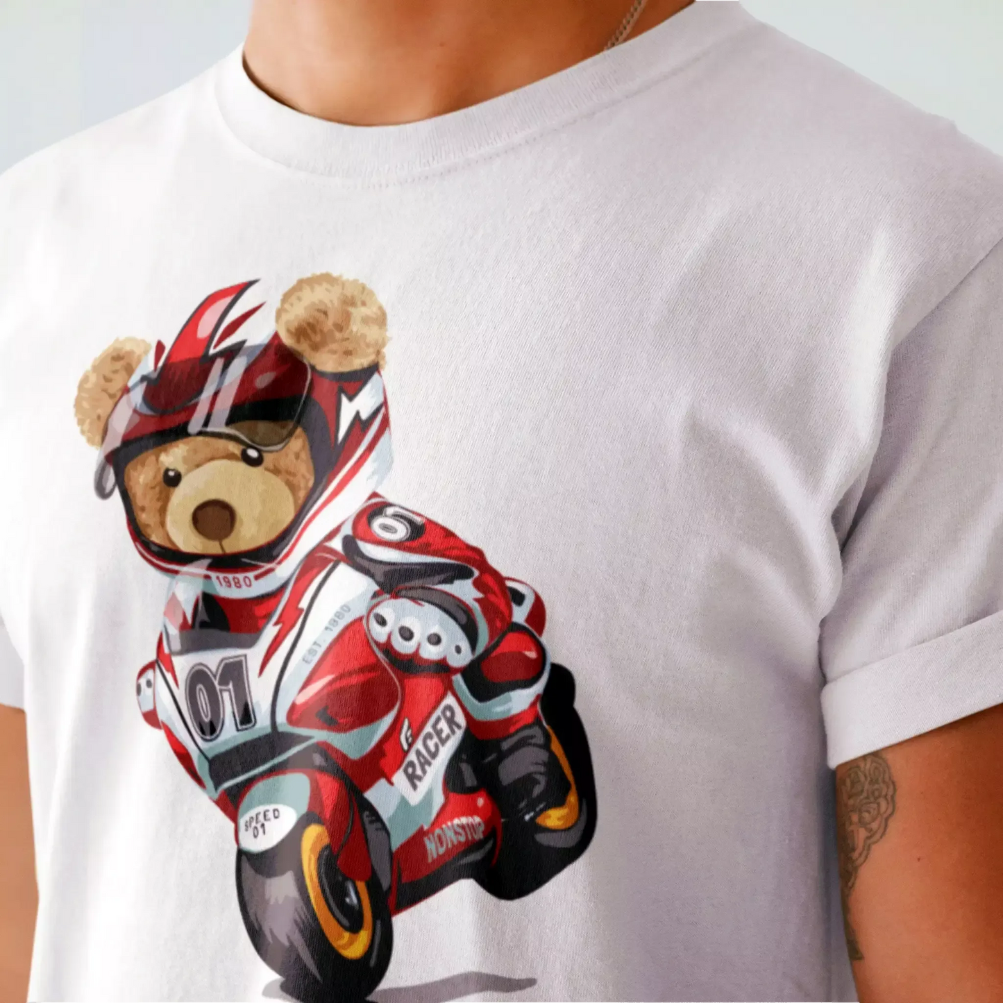 Side view of the white t-shirt showcasing the racing bear print – Πλάγια όψη της λευκής μπλούζας με το σχέδιο του αγωνιστικού αρκουδιού
