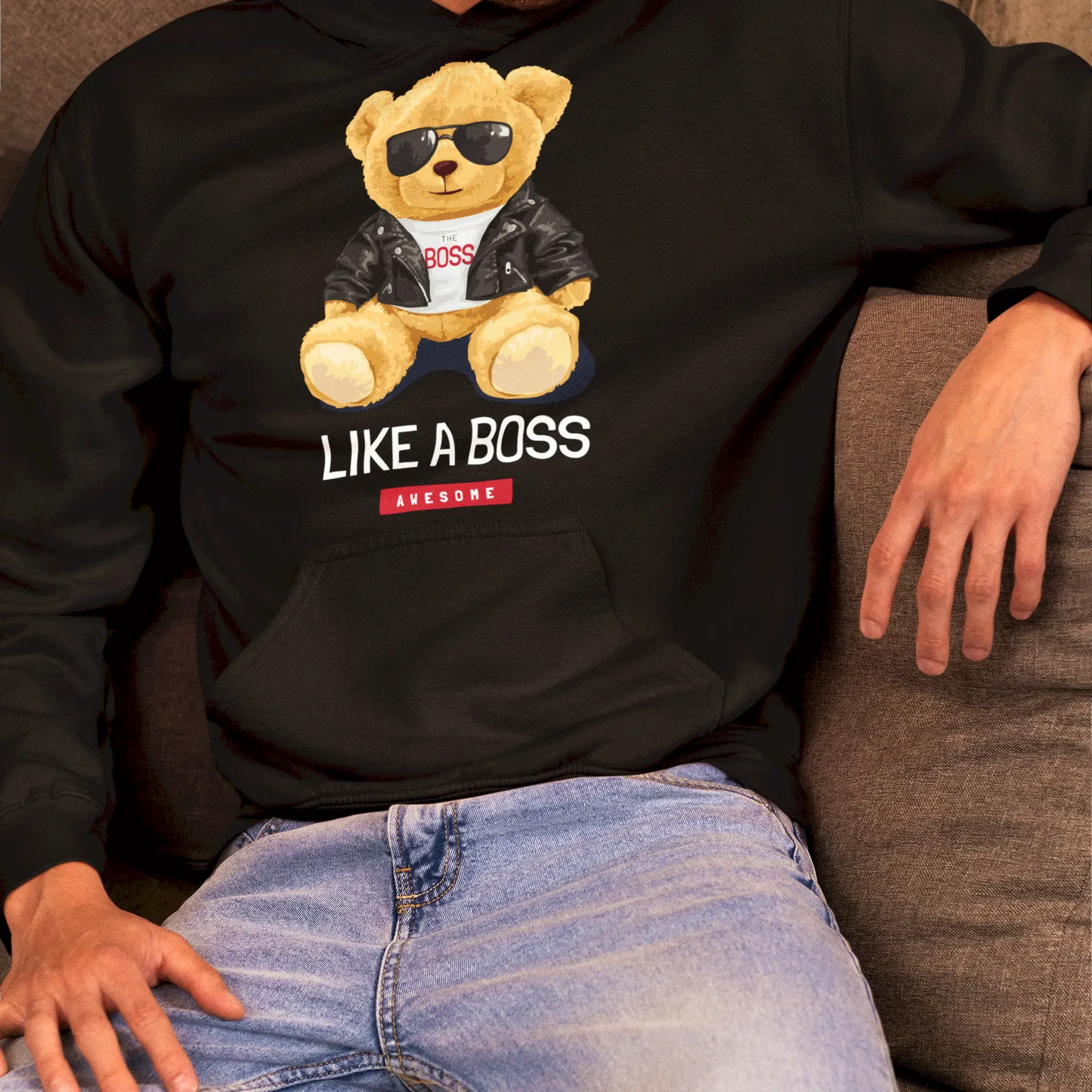 Sleek black hoodie with boss teddy graphic – Κομψό μαύρο hoodie με το σχέδιο αρκούδου αφεντικό