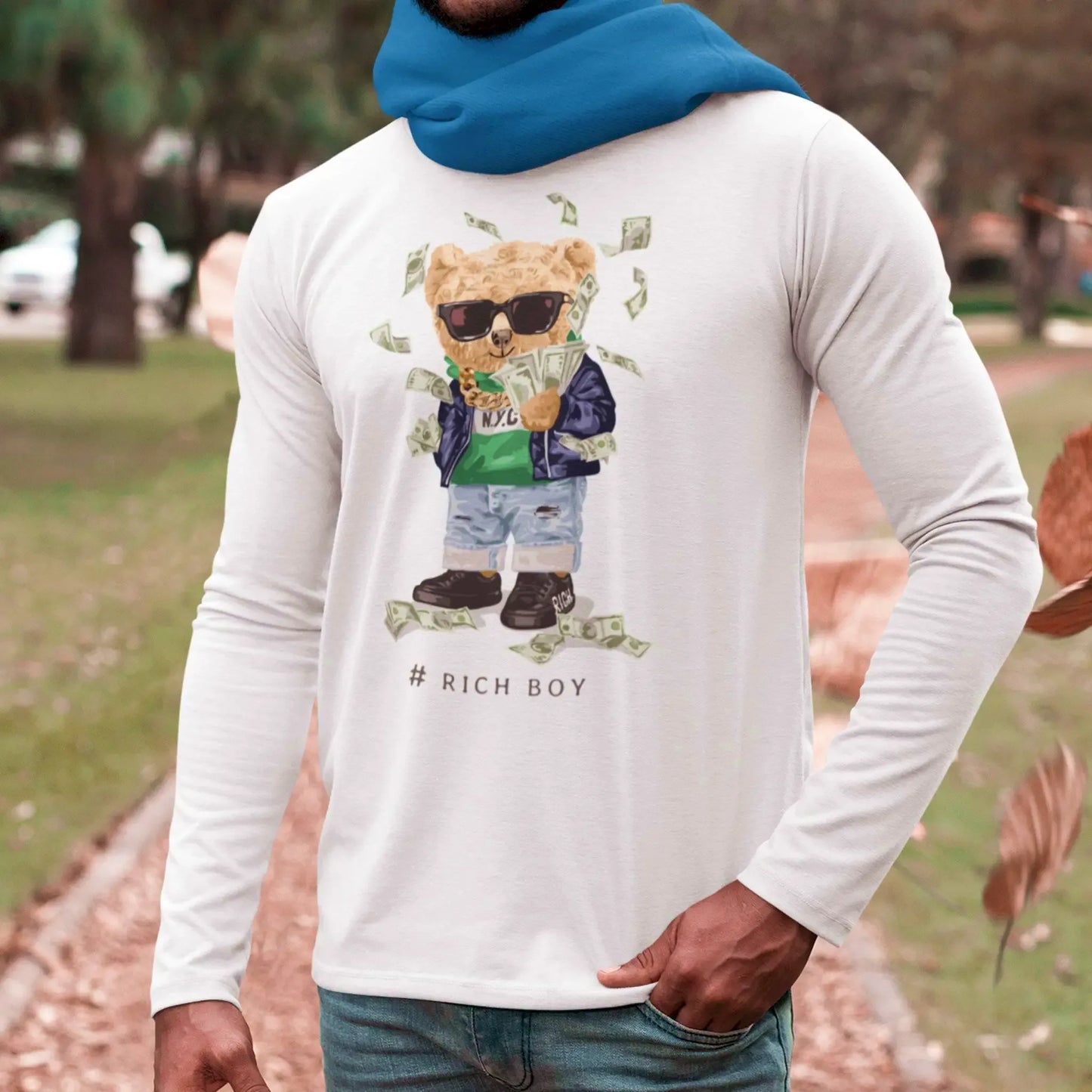 Sleek white long sleeve shirt showing off a rich teddy bear flexing cash power – Κομψό λευκό μακρυμάνικο μπλουζάκι με αρκουδάκι που δείχνει χρήμα και δύναμη