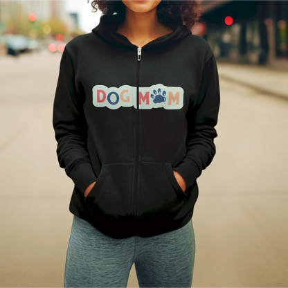 Slip into this black zip hoodie where the “Dog Mom” motif beams love in every detail – Φόρεσε αυτό το μαύρο zip hoodie όπου το μοτίβο “Dog Mom” αποπνέει αγάπη σε κάθε λεπτομέρεια.