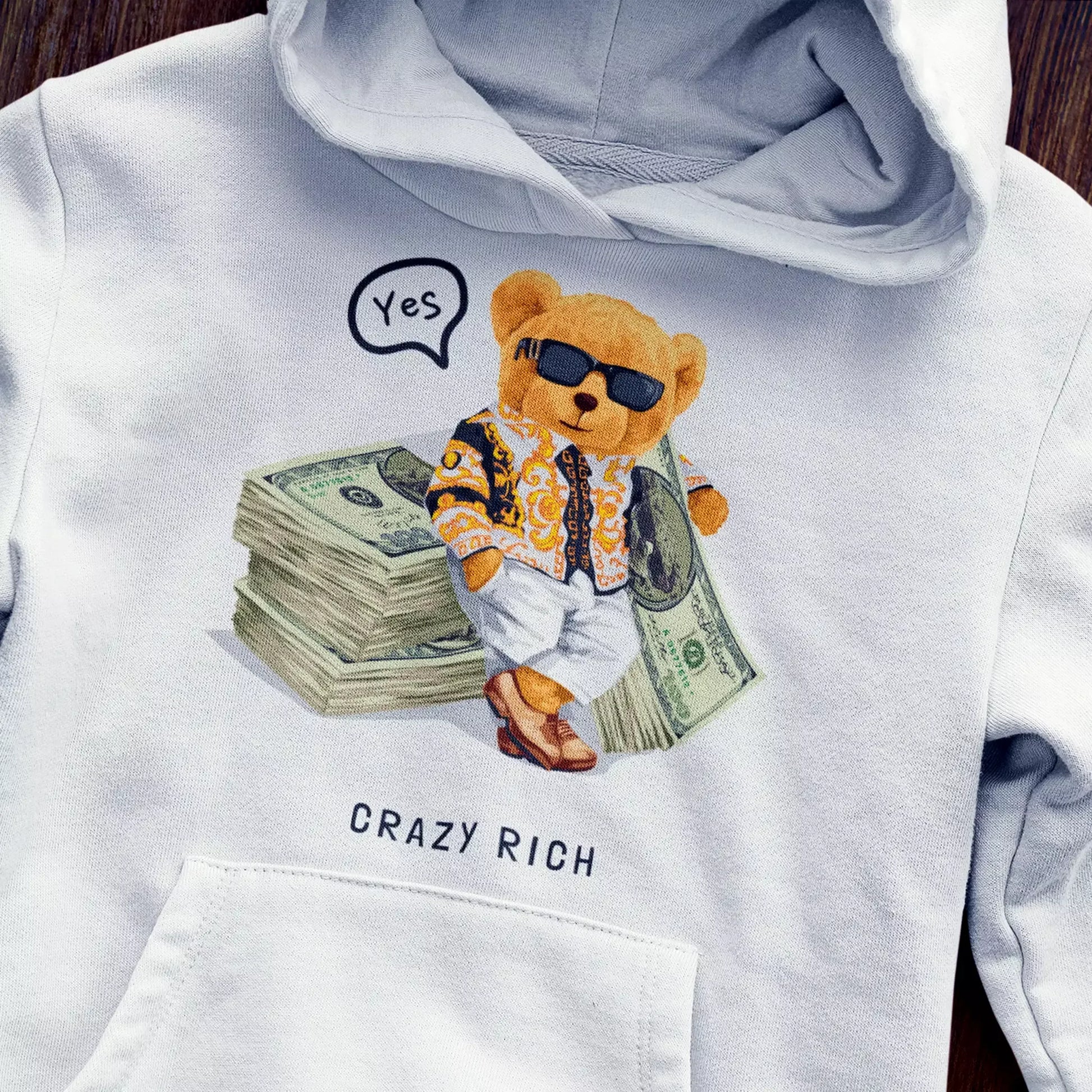 Street white hoodie featuring millionaire teddy graphic – Street λευκό hoodie με γραφικό teddy εκατομμυριούχου