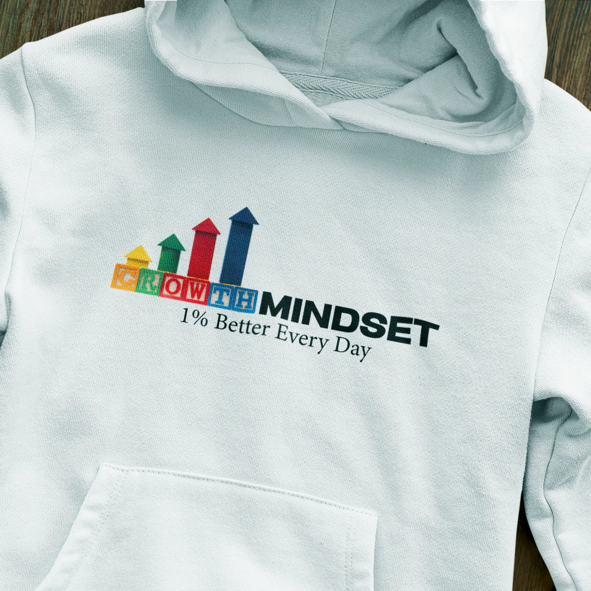 Streetwear-style white hoodie with ‘Growth Mindset’ design – Λευκό hoodie σε στυλ streetwear με design ‘Growth Mindset’