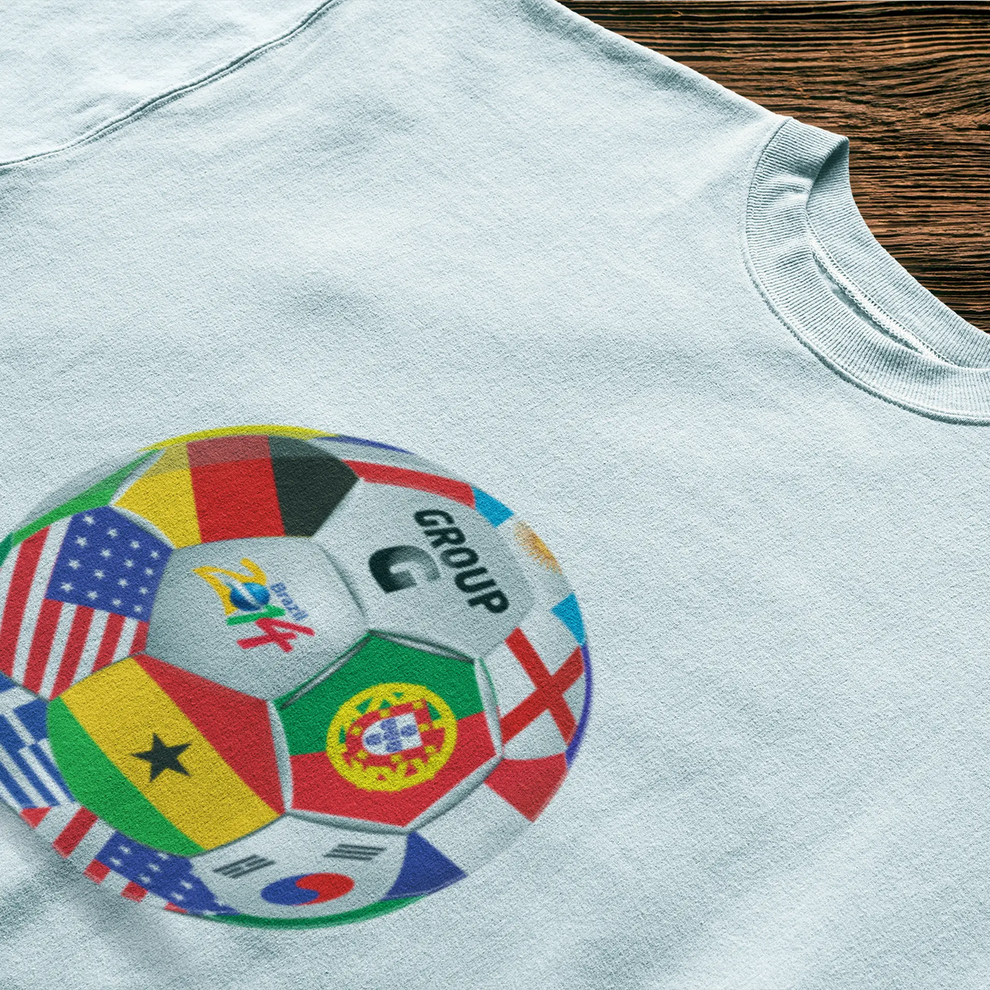 Striking international football-themed artwork pops on crisp white fabric. | Εντυπωσιακό artwork με θέμα το διεθνές ποδόσφαιρο πάνω σε καθαρό λευκό ύφασμα.
