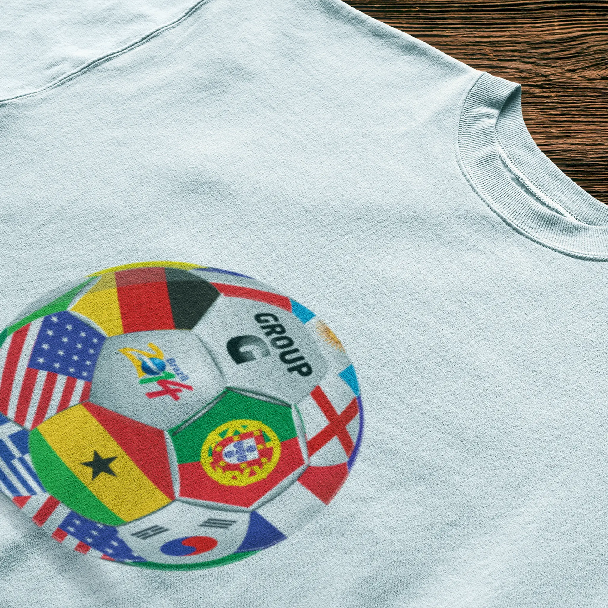 Striking international football-themed artwork pops on crisp white fabric. | Εντυπωσιακό artwork με θέμα το διεθνές ποδόσφαιρο πάνω σε καθαρό λευκό ύφασμα.