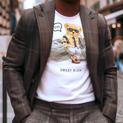 Striking white t-shirt with a money-themed teddy bear, για εσένα που θέλεις να κάνεις εντύπωση με το ντύσιμό σου.