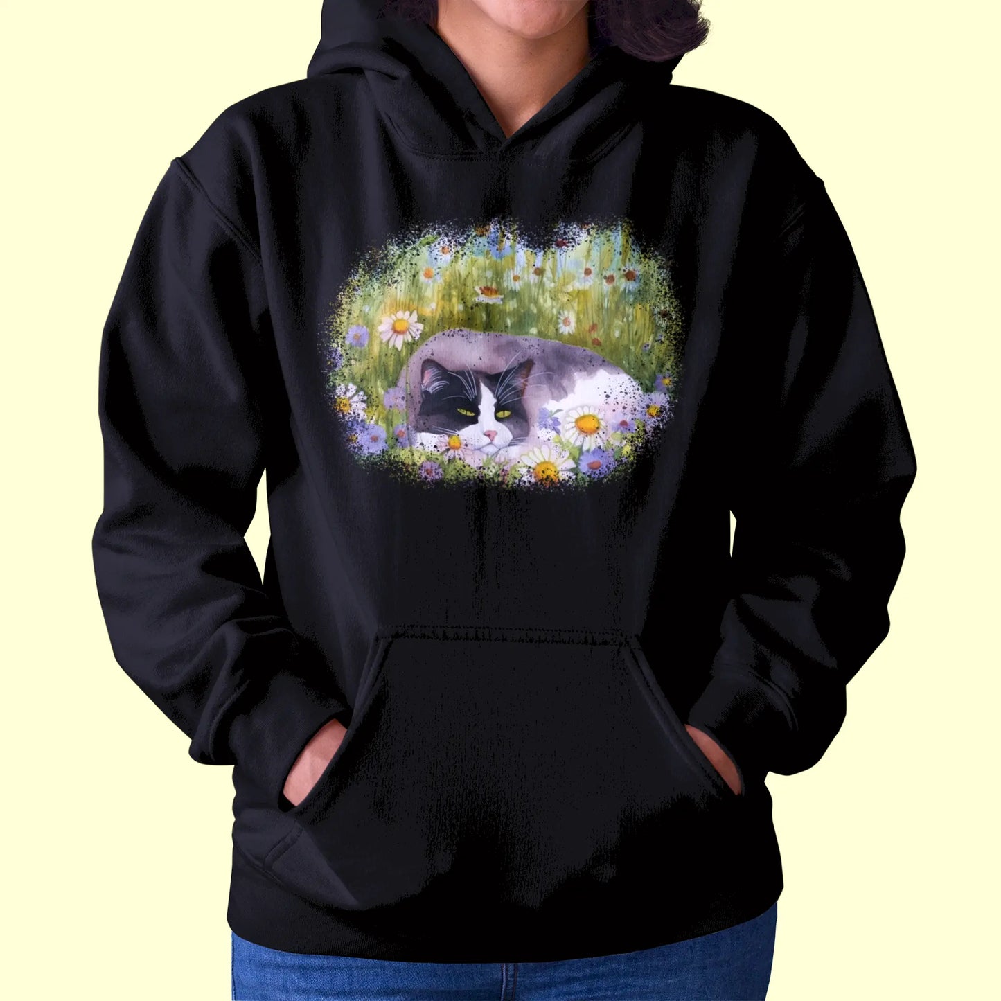 Stylish black hoodie featuring enchanting watercolor cat design with vibrant daisies and nature elements - Κομψό μαύρο hoodie με μαγευτικό watercolor σχέδιο γάτας με έντονες μαργαρίτες