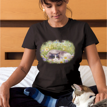 Stylish black t-shirt featuring dreamy watercolor cat design with colorful daisies and floral elements - Κομψό μαύρο t-shirt με ονειρικό watercolor σχέδιο γάτας με πολύχρωμες μαργαρίτες