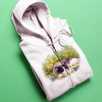 Stylish black zip-up hoodie displaying peaceful cat portrait among vibrant flowers and nature details - Κομψό μαύρο zip hoodie που εμφανίζει ήρεμο πορτρέτο γάτας ανάμεσα σε έντονα λουλούδια 