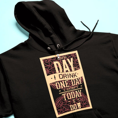 Stylish hoodie with black background and beer humor print – Στιλάτο hoodie με μαύρο φόντο και αστείο μπύρας.