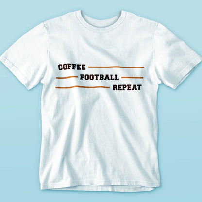 Stylish white shirt with brown coffee, football routine-inspired typography – Κομψό λευκό μπλουζάκι με καφέ τυπογραφία ρουτίνας καφέ και ποδόσφαιρο