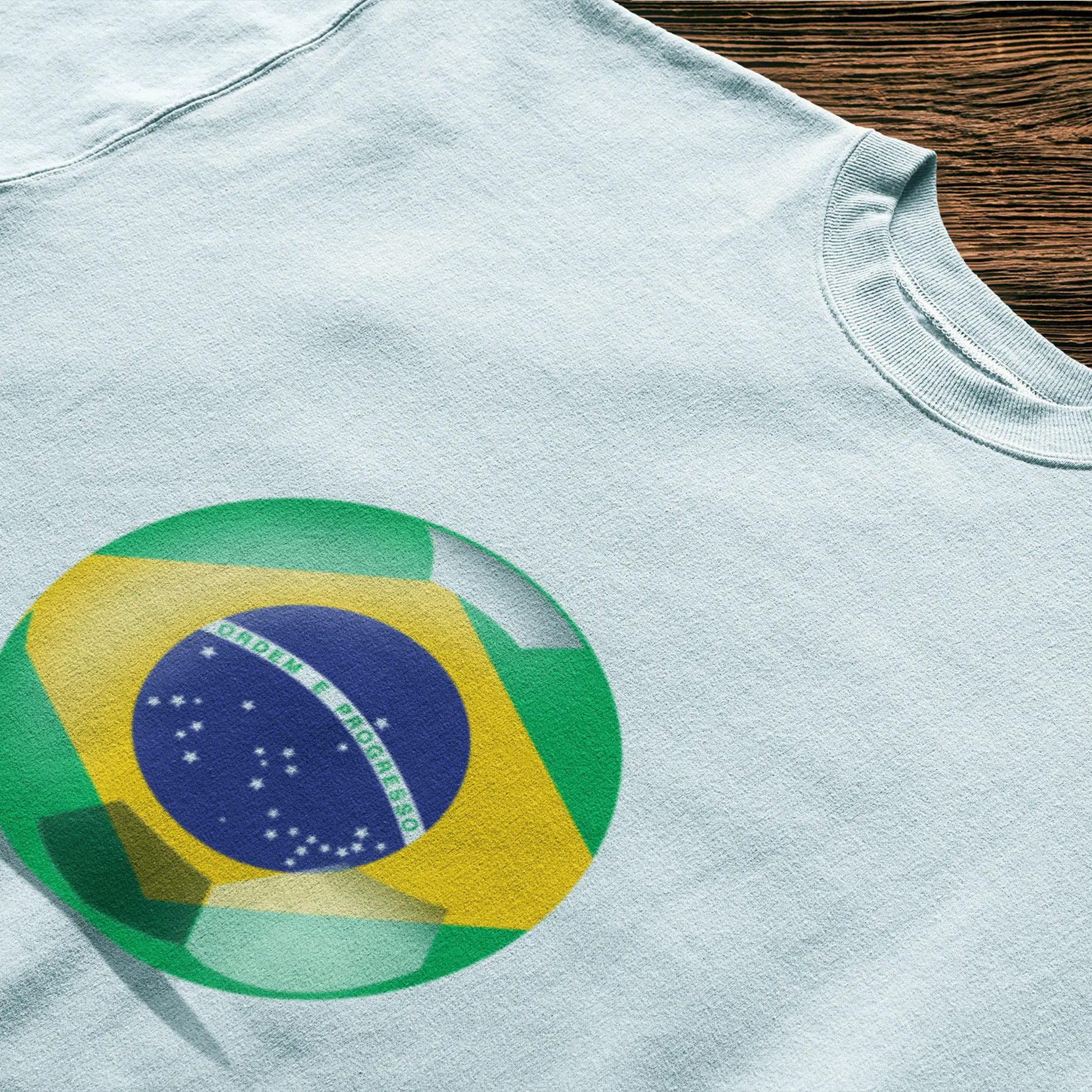 Stylish white tee with Seleção vibe and bold ball design – Στυλάτο λευκό μπλουζάκι με αέρα Seleção και τολμηρό σχέδιο μπάλας