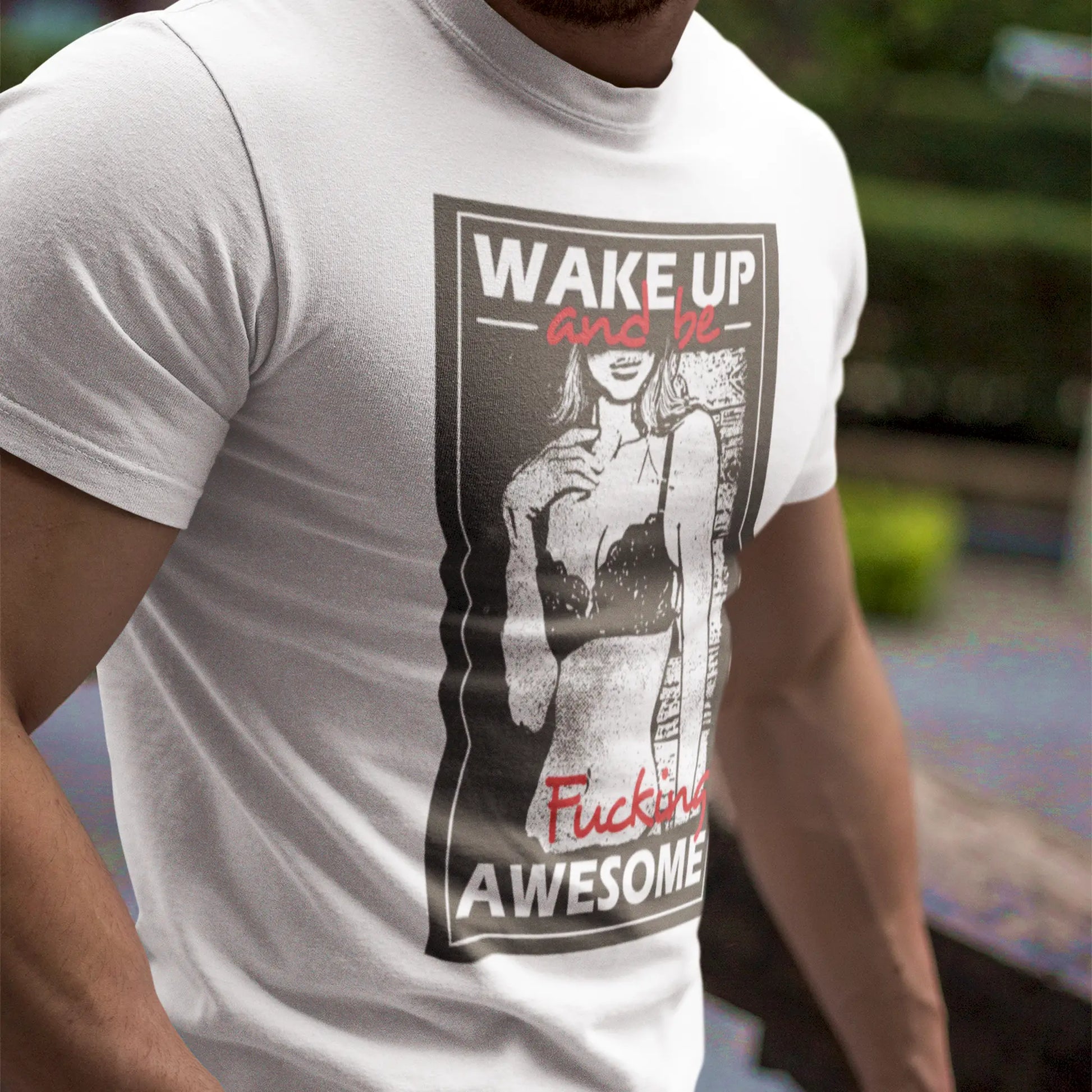 Subtle self-development message on sleek white shirt – Διακριτικό μήνυμα αυτοβελτίωσης σε κομψό λευκό μπλουζάκι.