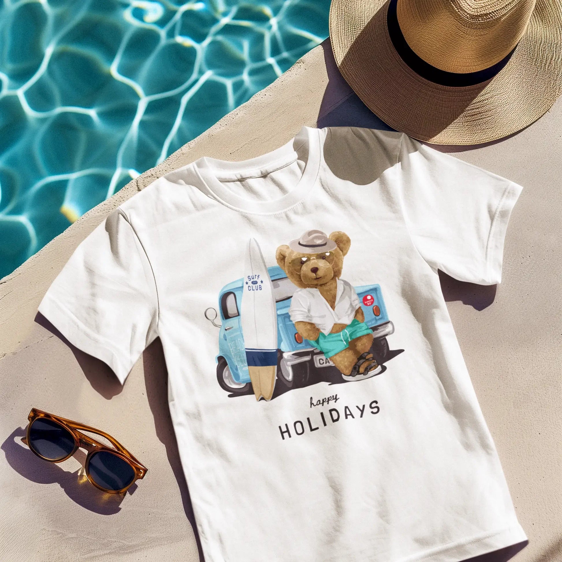 Summer-ready teddy wearing beach clothes and sunglasses on white tee – Αρκουδάκι σε καλοκαιρινά ρούχα και γυαλιά σε λευκή μπλούζα.