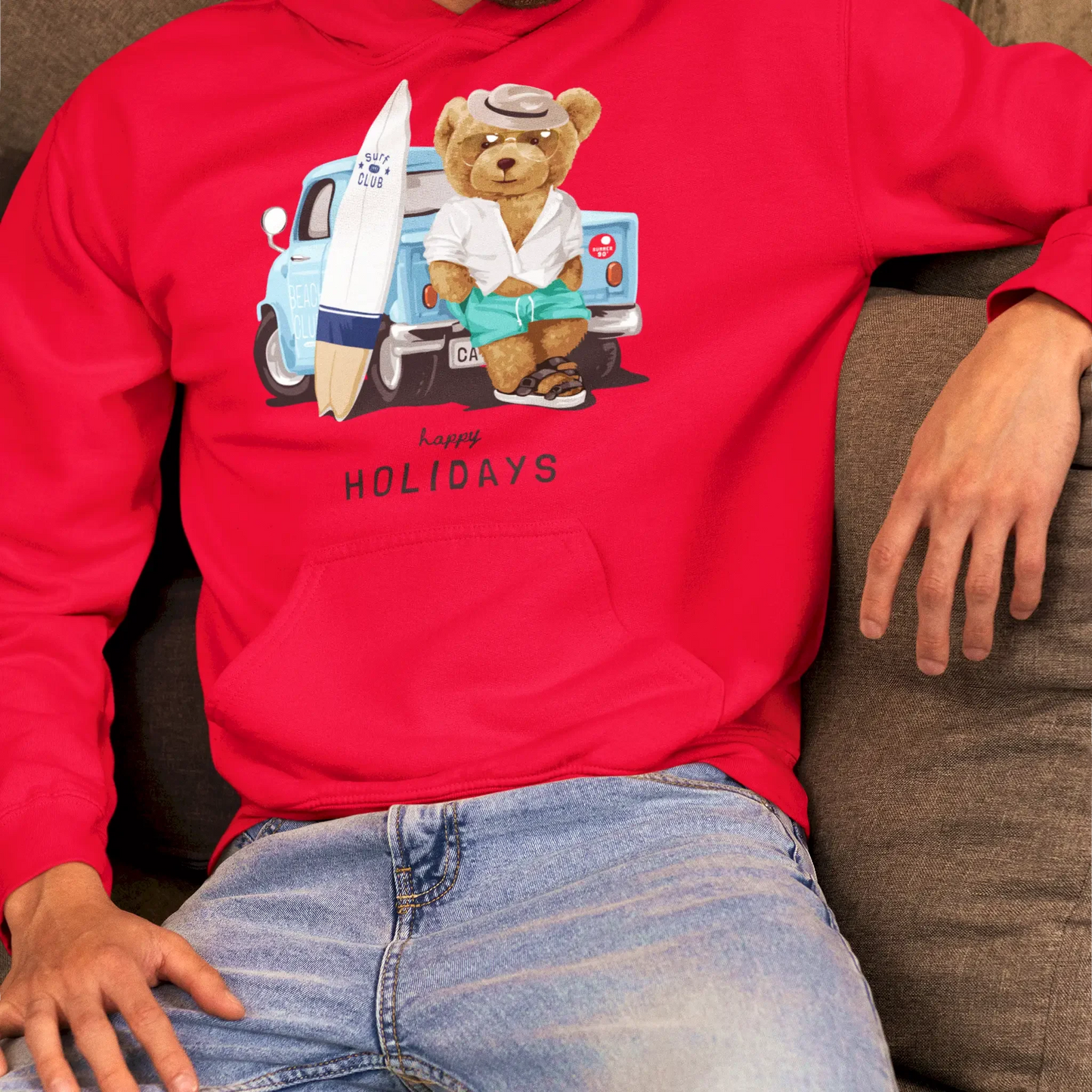 Surf teddy standing next to retro van on red hoodie – Αρκουδάκι surfer μπροστά σε ρετρό van σε κόκκινο hoodie.