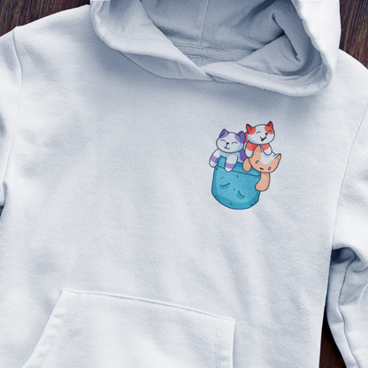 Sweet cat trio white hoodie heartwarming design comfortable casual aesthetic - Τρεις χαριτωμένες γατούλες σε λευκή μπλούζα με κουκούλα και συγκινητικό σχέδιο με casual αισθητική