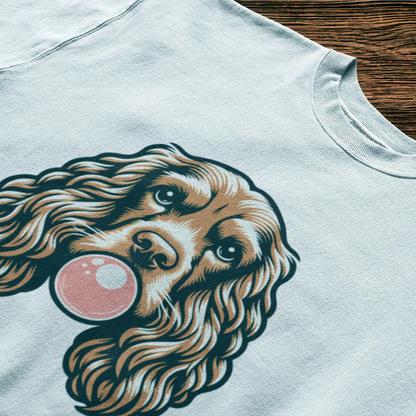 Sweet spaniel dog shows off bubblegum skills on crisp white t-shirt. Γλυκός σκύλος σπάνιελ επιδεικνύει τις δεξιότητές του στην τσίχλα σε λευκό t-shirt